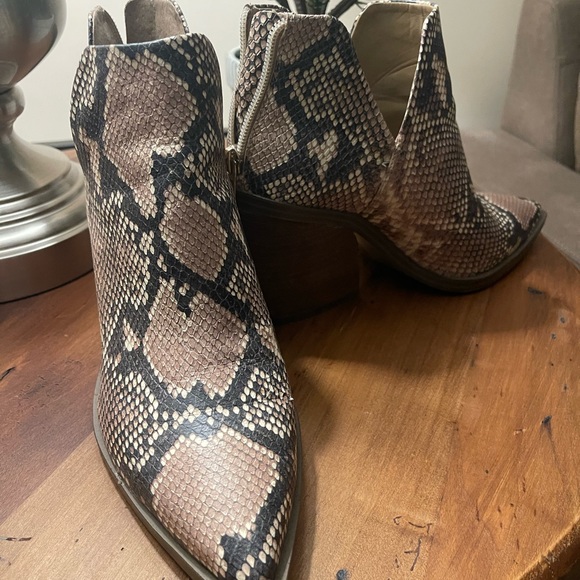 Snakeskin patterned booties - Picture 4 of 6